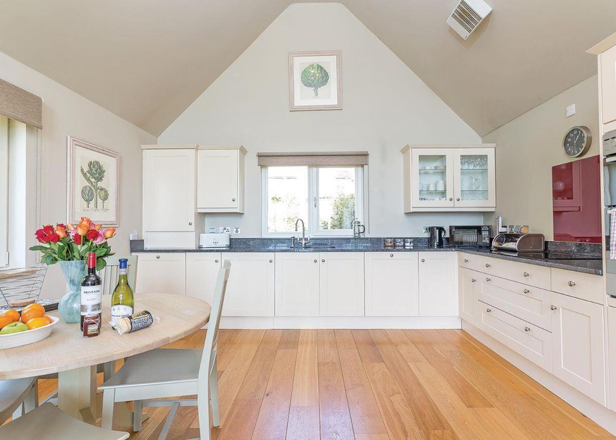 Swandown Lodges Chard Exterior photo